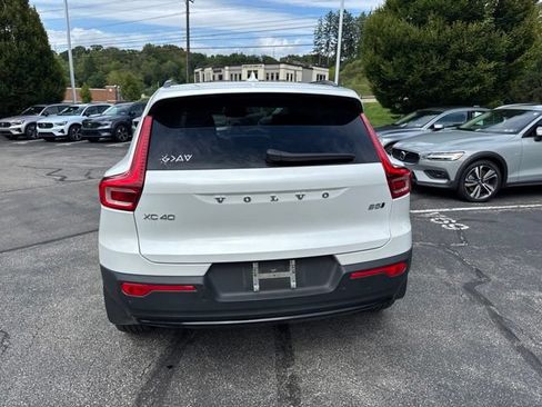Used 2024 Volvo XC40 B5 Core AWD/4WD image 4