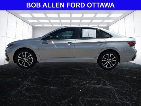 Used 2025 Volkswagen Jetta Sport FWD image 2