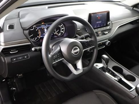 Used 2025 Nissan Altima 2.5 SV FWD image 18