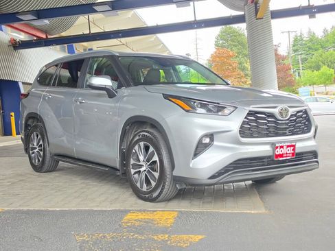 Used 2024 Toyota Highlander XLE AWD/4WD image 3