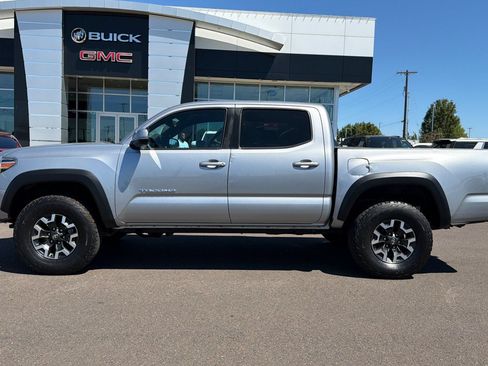 Used 2020 Toyota Tacoma TRD Off-Road w/ Technology Package AWD/4WD image 7