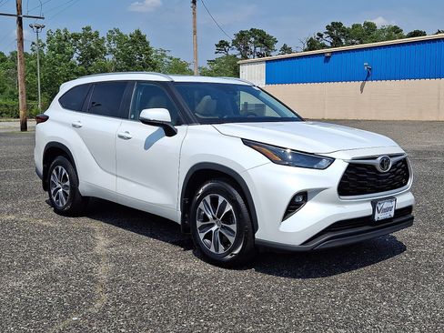Used 2023 Toyota Highlander XLE AWD/4WD image 7