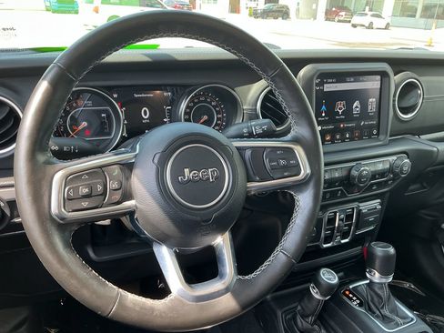 Certified 2022 Jeep Gladiator Overland w/ Popular Equipment Package AWD/4WD image 16