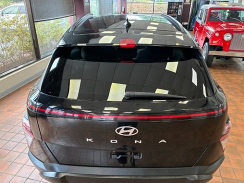 Used 2024 Hyundai Kona SEL w/ Convenience Package FWD image 12