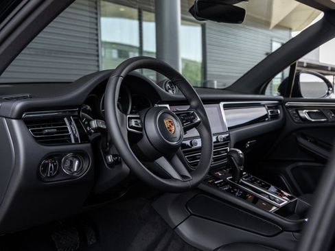 Certified 2026 Porsche Macan AWD/4WD image 4