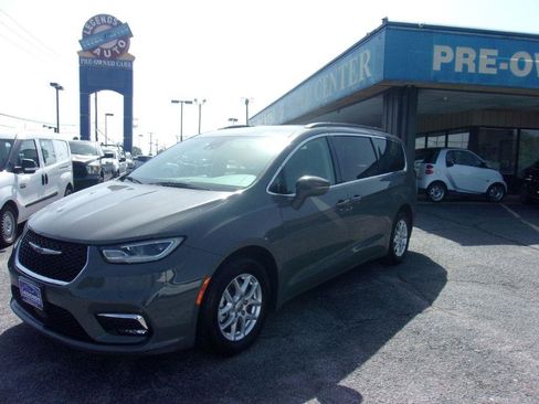 Used 2022 Chrysler Pacifica Touring-L FWD image 1