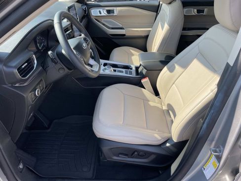 Used 2023 Ford Explorer Limited w/ Limited Technology Package RWD image 18