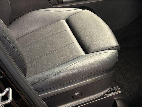 Used 2021 Mercedes-Benz GLB 250 4MATIC image 12