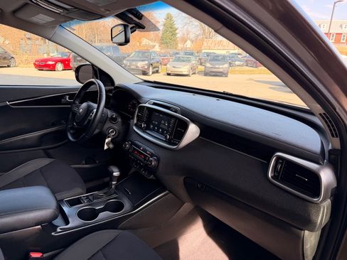 Used 2019 Kia Sorento L w/ LX Convenience Package image 18