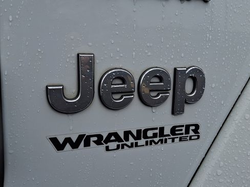 Used 2018 Jeep Wrangler Unlimited Sahara w/ Safety Group image 30