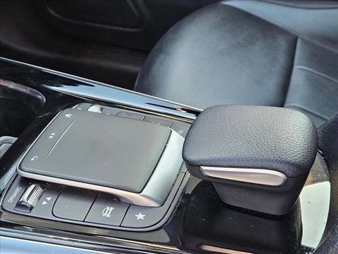 Used 2022 Mercedes-Benz GLB 250 w/ Premium Package Lite image 11