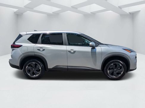 Used 2024 Nissan Rogue SV FWD image 2