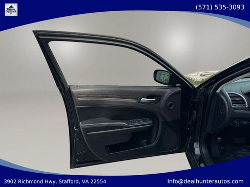 Used 2018 Chrysler 300 Limited AWD/4WD image 9