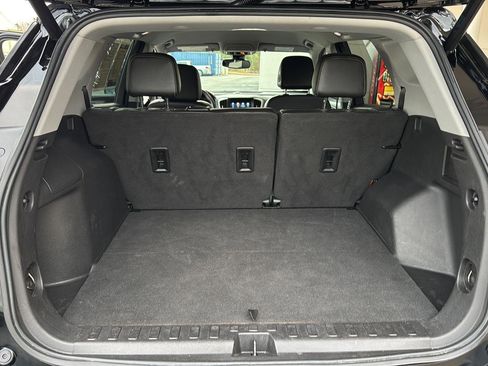 Used 2024 GMC Terrain SLT image 30