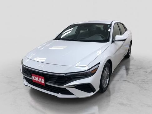 Certified 2025 Hyundai Elantra SE FWD image 1