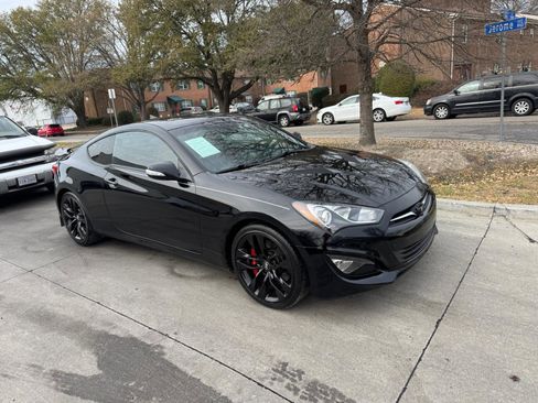 Used 2016 Hyundai Genesis Coupe 3.8 image 2
