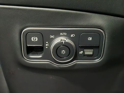 Used 2023 Aston Martin DBX image 40