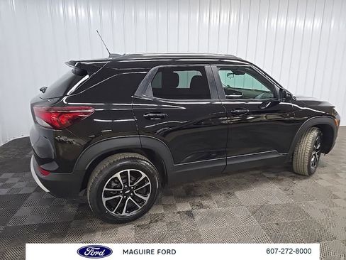 Used 2024 Chevrolet TrailBlazer LT w/ LT Cold Weather Package AWD/4WD image 3
