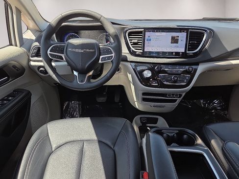 Used 2024 Chrysler Pacifica Touring-L FWD image 20