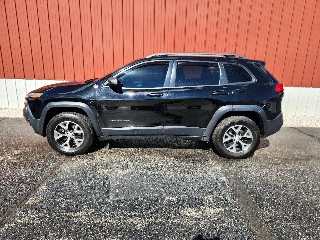 Used 2017 Jeep Cherokee Trailhawk w/ Cold Weather Group AWD/4WD image 2