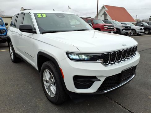 Used 2023 Jeep Grand Cherokee Laredo w/ Luxury Tech Group I AWD/4WD image 3