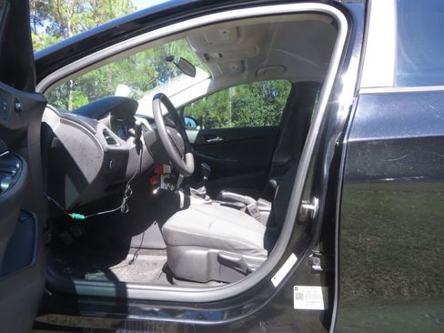 Used 2018 Chevrolet Cruze LS image 9