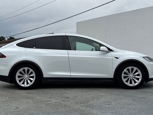 Used 2018 Tesla Model X 75D image 3
