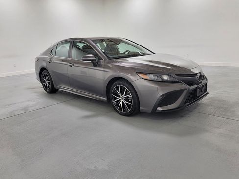 Used 2023 Toyota Camry SE image 2