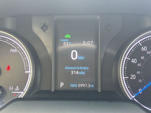 Used 2022 Toyota Venza LE image 19