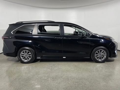 Used 2024 Toyota Sienna XLE image 2