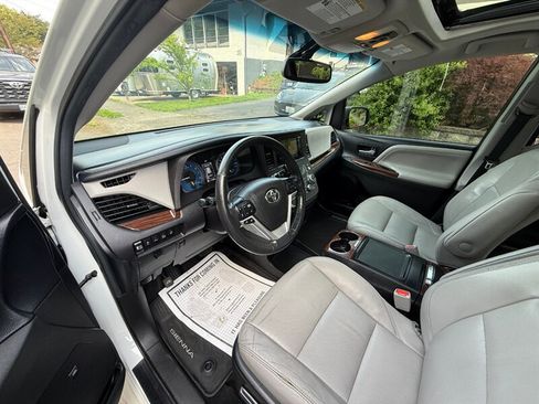 Used 2017 Toyota Sienna Limited FWD image 9