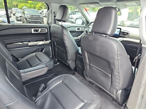 Used 2023 Ford Explorer XLT w/ Equipment Group 202A RWD image 11