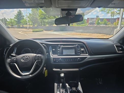 Used 2017 Toyota Highlander LE w/ Carpet Mat Package FWD image 16