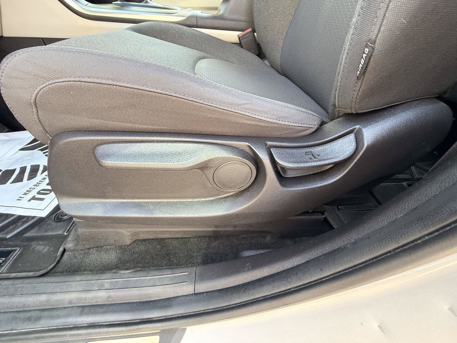 Used 2023 Kia Carnival LX FWD image 13