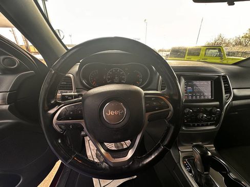 Used 2020 Jeep Grand Cherokee Laredo w/ Security & Convenience Group image 12