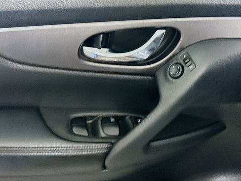 Used 2016 Nissan Rogue SV image 15