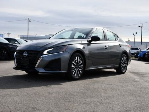 Used 2024 Nissan Altima 2.5 SV image 3