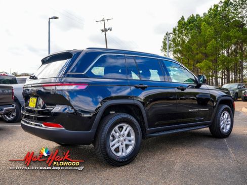 Used 2025 Jeep Grand Cherokee Laredo image 7