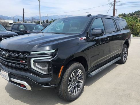 Used 2025 Chevrolet Suburban Z71 AWD/4WD image 2