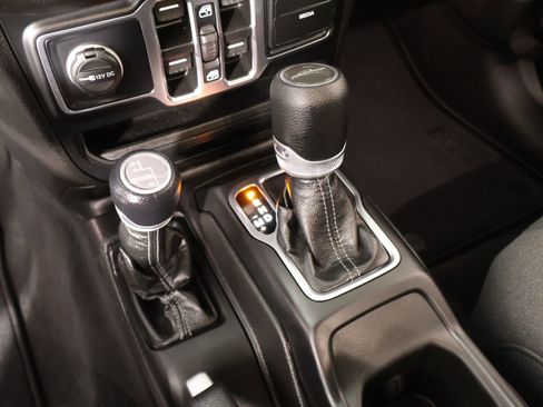 Used 2025 Jeep Gladiator Sport image 7