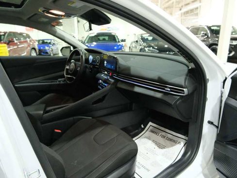 Used 2025 Hyundai Elantra SEL image 30