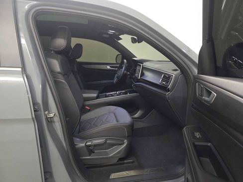 Used 2024 Volkswagen Atlas Cross Sport SE w/ Panoramic Sunroof Package image 8