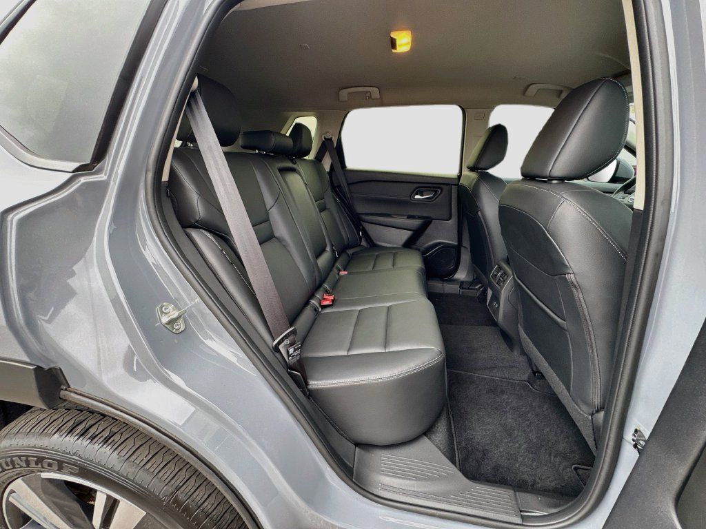 Used 2025 Nissan Rogue SL AWD/4WD image 27