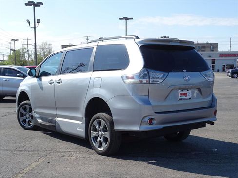 Used 2017 Toyota Sienna SE w/ SE Preferred Package image 12