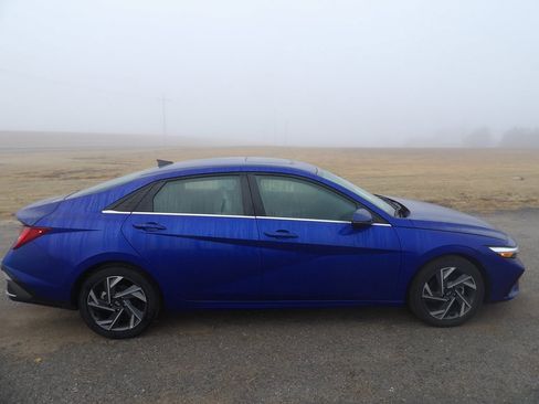 Used 2025 Hyundai Elantra Limited image 5