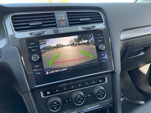 Used 2018 Volkswagen e-Golf SE w/ DC Fast Charging Package image 45