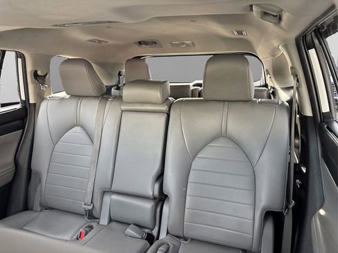 Used 2023 Toyota Highlander XLE image 19