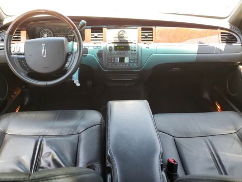 Used 2010 Lincoln Town Car Signature Limited RWD image 13