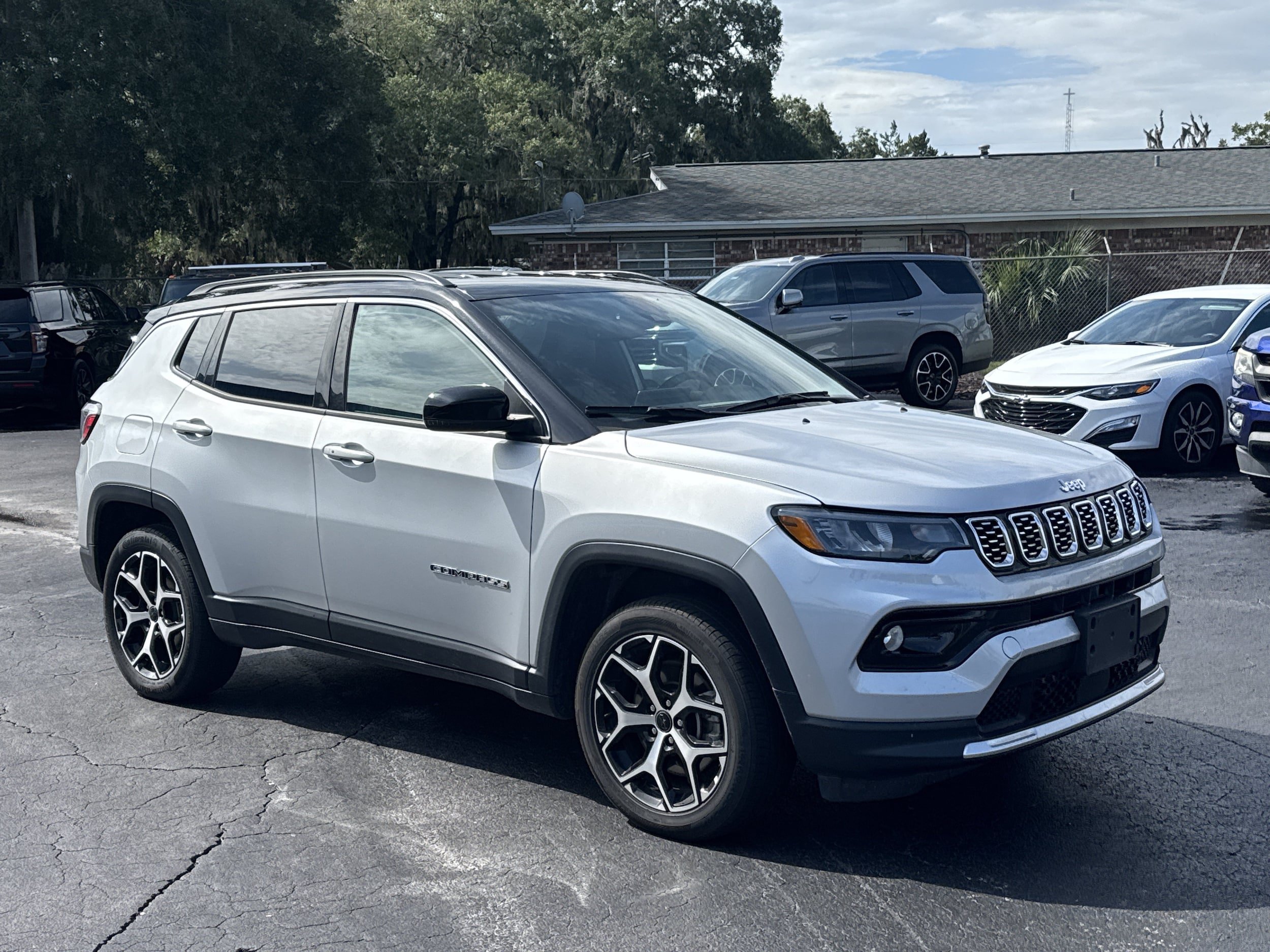 Used 2025 Jeep Compass Limited AWD/4WD image 3