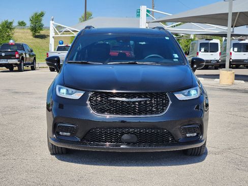 Used 2025 Chrysler Pacifica Limited image 2